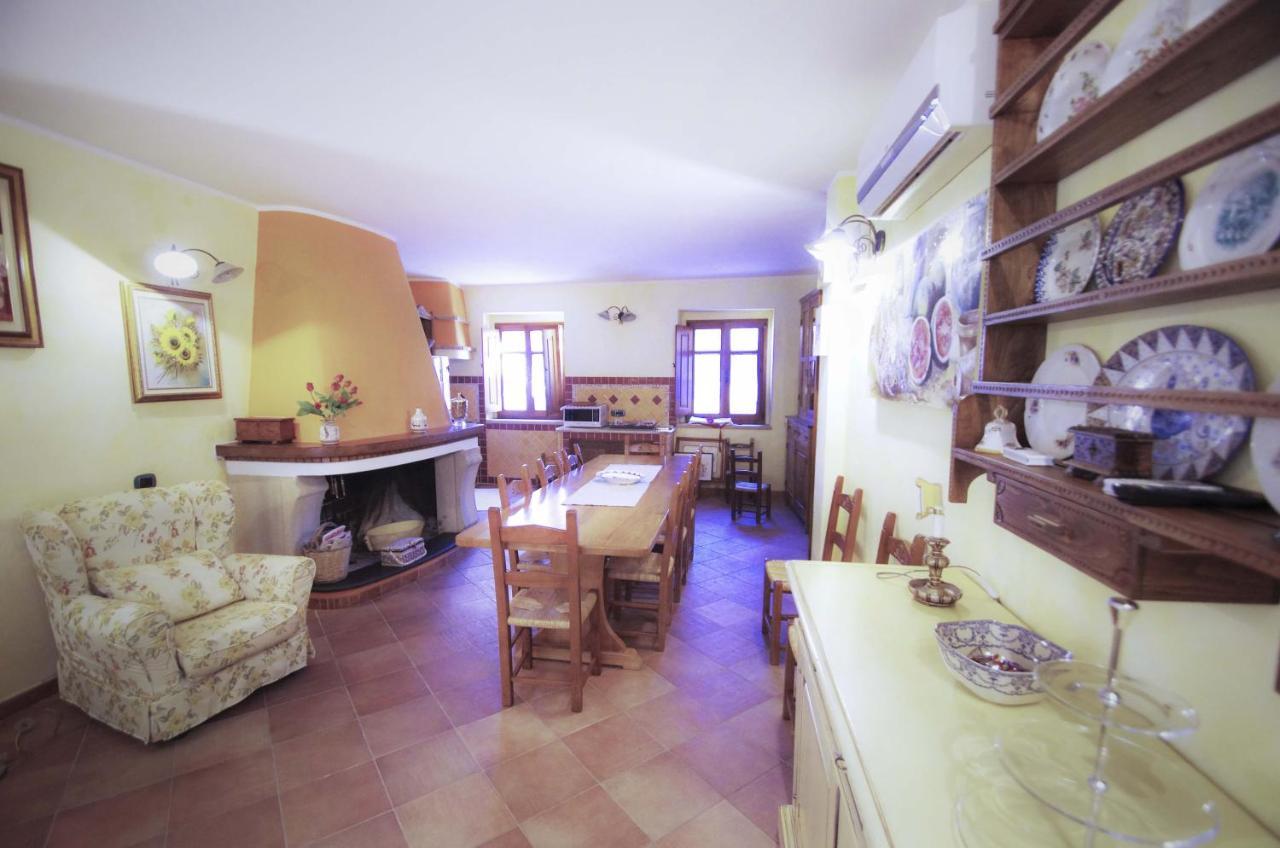 Casa De Ajala - B&B De Charme In Antica Dimora Totalmente Ristrutturata E Dotata Di Tutti I Confort Bagni Privati Spazio Living Patio Esterno Ambienti Climatizzati Degustazioni Prodotti Locali Làconi Eksteriør bilde