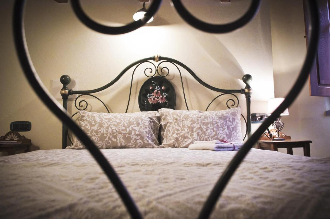 Casa De Ajala - B&B De Charme In Antica Dimora Totalmente Ristrutturata E Dotata Di Tutti I Confort Bagni Privati Spazio Living Patio Esterno Ambienti Climatizzati Degustazioni Prodotti Locali Làconi Eksteriør bilde