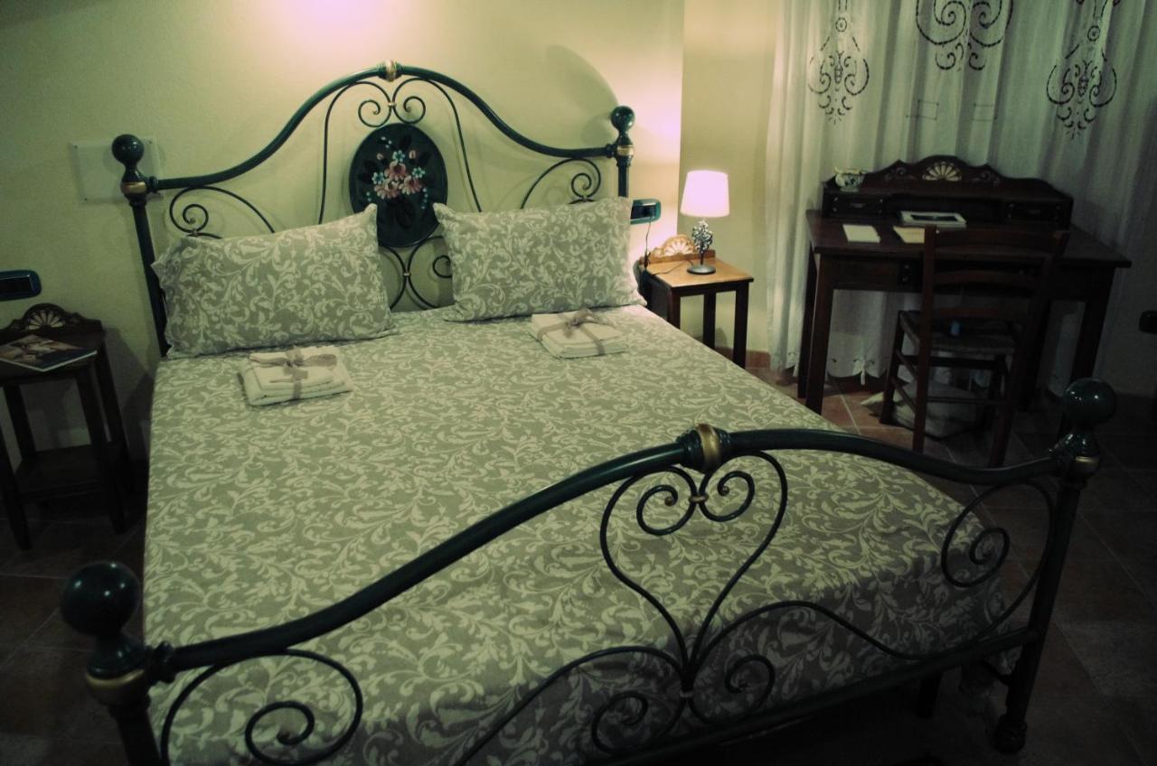 Casa De Ajala - B&B De Charme In Antica Dimora Totalmente Ristrutturata E Dotata Di Tutti I Confort Bagni Privati Spazio Living Patio Esterno Ambienti Climatizzati Degustazioni Prodotti Locali Làconi Eksteriør bilde