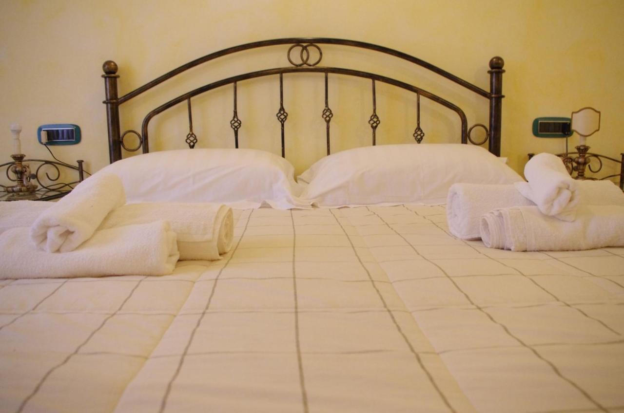 Casa De Ajala - B&B De Charme In Antica Dimora Totalmente Ristrutturata E Dotata Di Tutti I Confort Bagni Privati Spazio Living Patio Esterno Ambienti Climatizzati Degustazioni Prodotti Locali Làconi Eksteriør bilde