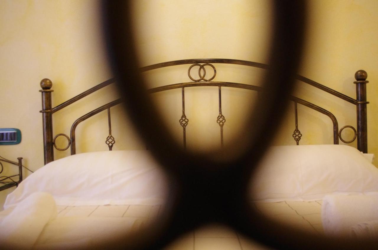 Casa De Ajala - B&B De Charme In Antica Dimora Totalmente Ristrutturata E Dotata Di Tutti I Confort Bagni Privati Spazio Living Patio Esterno Ambienti Climatizzati Degustazioni Prodotti Locali Làconi Eksteriør bilde