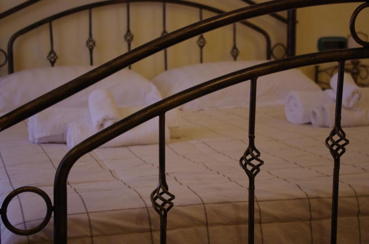 Casa De Ajala - B&B De Charme In Antica Dimora Totalmente Ristrutturata E Dotata Di Tutti I Confort Bagni Privati Spazio Living Patio Esterno Ambienti Climatizzati Degustazioni Prodotti Locali Làconi Eksteriør bilde