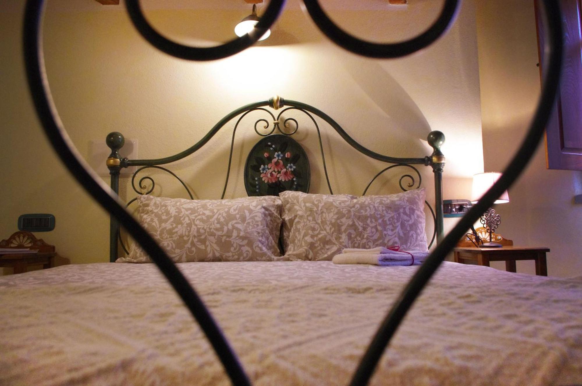 Casa De Ajala - B&B De Charme In Antica Dimora Totalmente Ristrutturata E Dotata Di Tutti I Confort Bagni Privati Spazio Living Patio Esterno Ambienti Climatizzati Degustazioni Prodotti Locali Làconi Eksteriør bilde